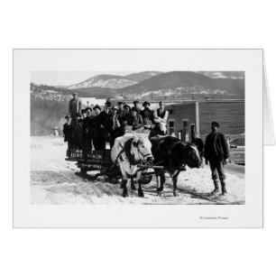 Equipo de vacas sacando a hombres en vagón