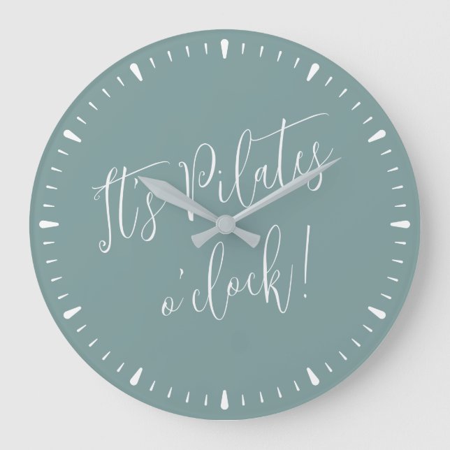 Es el reloj de pared de escritura verde de Pilates (Anverso)