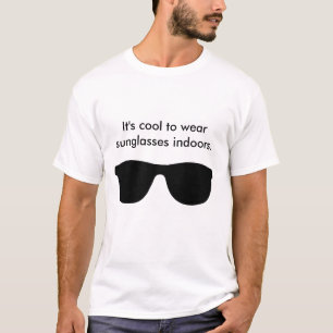 Es fresco llevar la camisa de las gafas de sol