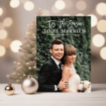 es la foto de la invitación de boda de temporada<br><div class="desc">Un diseño de moda con una foto boda de los recién casados,  y un hermoso texto de vacaciones de pincel blanco. Las características de esta tarjeta se pueden personalizar.</div>