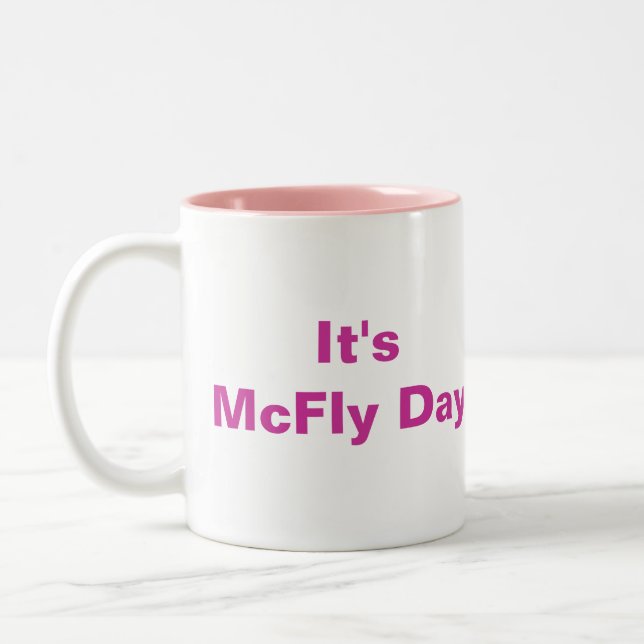 Es rosa de la taza del día de McFly (Izquierda)
