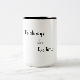Es siempre taza del té del tiempo del té con el