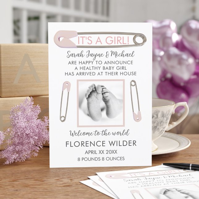 Es un anuncio de nacimiento rosado de foto bebé Ch (A pink diaper pin design with space for your new baby photo and birth announcement message. )