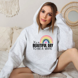 Es un bello día, esposa y camiseta arco iris