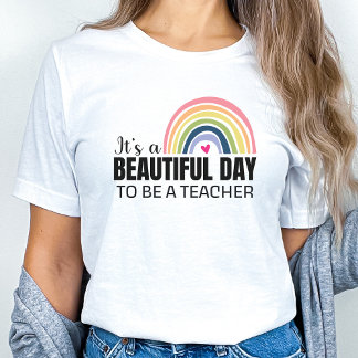 Es un bello día profesor de camiseta arco iris