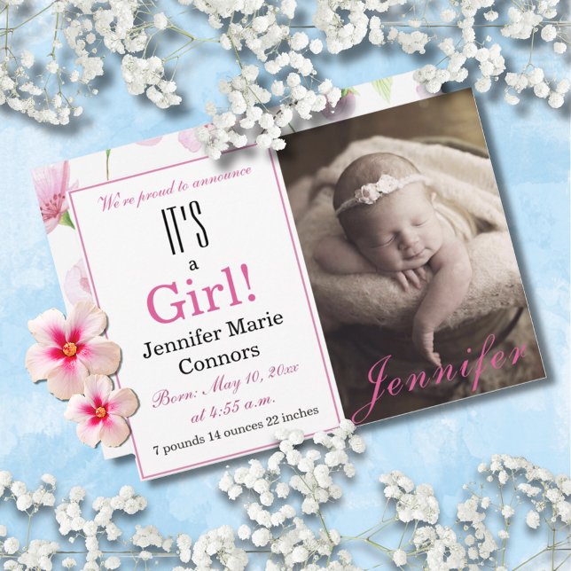 ¡Es un Chica! Anuncio de nacimiento de bebé floral (It's a Girl! Modern Pink Floral Birth Announcement Photo Card)