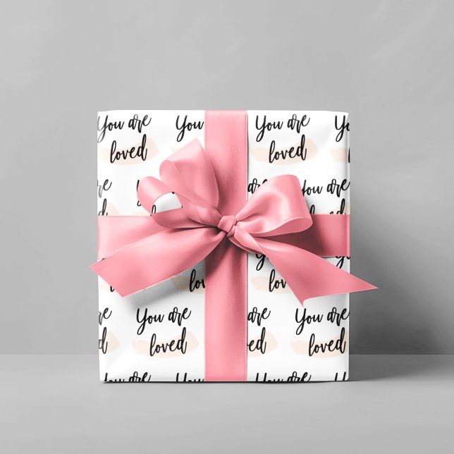 Es un juego de papel de ajuste muy querido (Let someone special know how loved they are with these, "You are loved" wrapping paper sheets! )