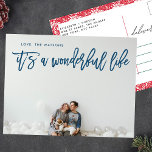 Es un maravilloso Navidad azul hielo de la marina<br><div class="desc">Es un guión de postal de las Ferias de la Vida Maravillosa con letras azul de hielo de la Marina. La parte trasera tiene un borde floral de bonito. Estilo de las letras. Gran diseño fotográfico. Diseño feliz y festivo. Es una vida maravillosa. flores. marco floral. rojo y blanco.</div>