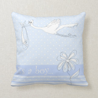 Es un niño que trae una almohada para bebé