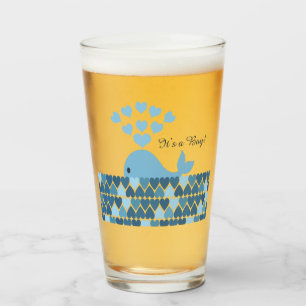 Es un niño, una ballena azul y corazones.