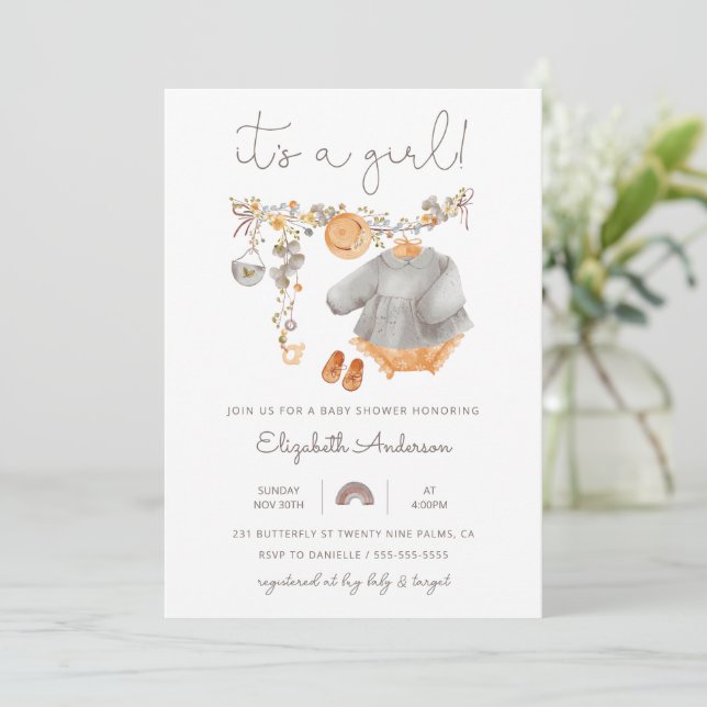 Es una invitación a la ducha de ropa de bebé Chica (Anverso de pie)