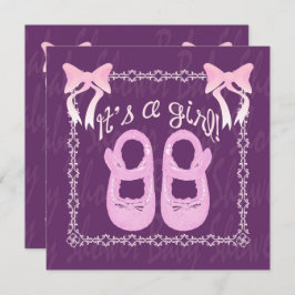 Es una invitación de Baby Shower morado a un chica