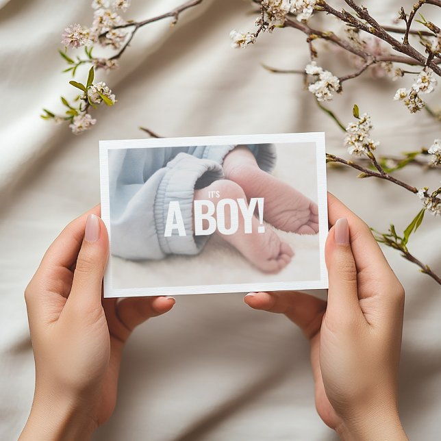 Es una tarjeta de ducha de bebé con memoria de fot (Full photo with big bold white text "It's a Boy" card)