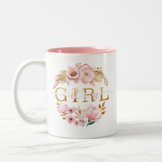 Es una taza floral rosa de Rubor Chica (Izquierda)