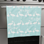 Es una toalla de cocina de cigüeñas de Baby Shower<br><div class="desc">Una entrega de cigüeñas sólo para que añadas tu nombre. Una cigüeña azul y blanca con un modelo de haz de bebés perfecto para guarderías con temática azul. Puede cambiar el color de fondo para que coincida con el tema de la guardería de scandi</div>