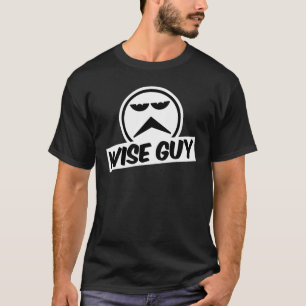 Esbozar la camiseta oscura básica de los hombres