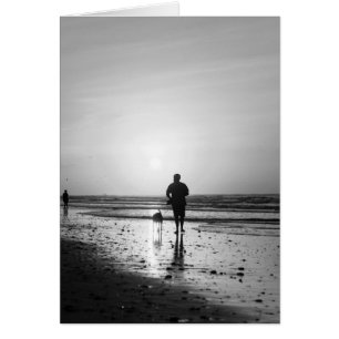 Escala de grises de la caminata de la mañana