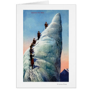 Escaladores de montaña que intentan ascender un