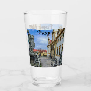 Escaleras con ángeles de piedra en la iglesia de L