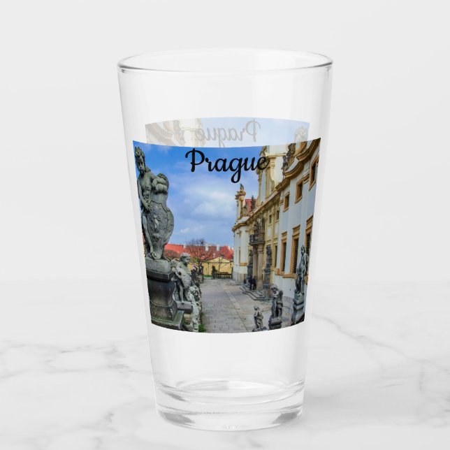 Escaleras con ángeles de piedra en la iglesia de L (Anverso)