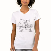 Escapar en un libro con camiseta floral, leyendo