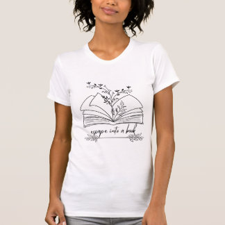 Escapar en un libro con camiseta floral, leyendo