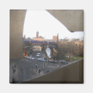 Escena de la ciudad a través del imán agrietado