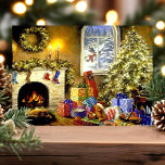 Escena de la sala de estar de la vieja Navidad<br><div class="desc">Vintage Christmas Tree Livingroom Scene Holiday Card. Este diseño cuenta con una hermosa chimenea y está decorado con guirnaldas iluminadas, medias y velas. Hay un muñeco de nieve mirando por la ventana y un montón de regalos sentados debajo del luminoso árbol de Navidad decorado. Qué hermosa escena de vacaciones retro...</div>