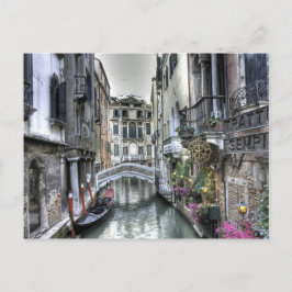 Escena urbana en la postal de Venecia
