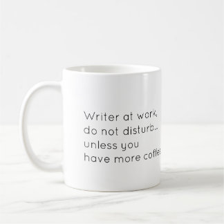 Escritor en la taza del trabajo