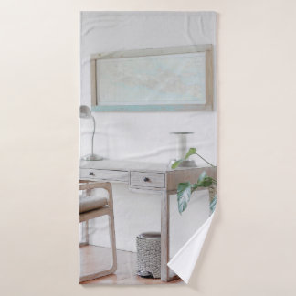 ESCRITORIO VACÍO CERCA DE LA CORTINA