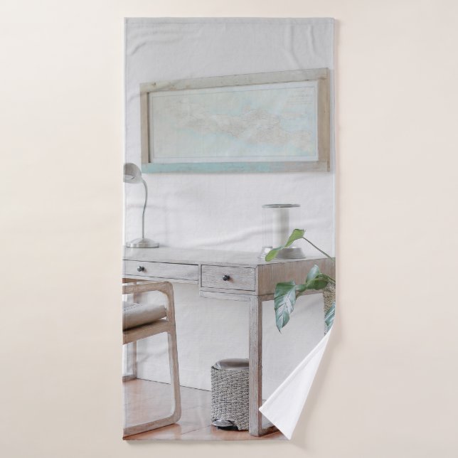 ESCRITORIO VACÍO CERCA DE LA CORTINA (Toalla de baño)