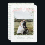 Escudo de cinta rosada verde vintage de Navidad<br><div class="desc">Tarjeta navideña de fotos de Escudo de cinta rosada verde vintage de vintage navideño. Esta hermosa tarjeta de fotos navideña presenta un color de agua verde con una cinta rosa suave y un escudo como marco para una foto. Es perfecto si buscas una tarjeta de foto clásica, sureña y grandiosa...</div>