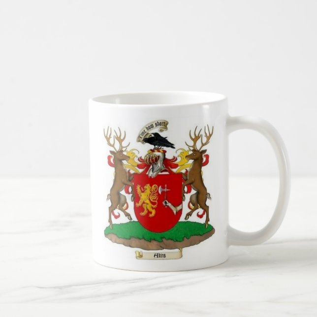 Escudo del clan de Akins y taza de café de (Derecha)