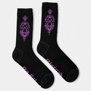 Escudo púrpura con calcetines y trajes de cartón