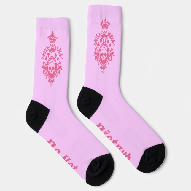 Escudo rosa con calcetines y trajes de cartón (Derecha)