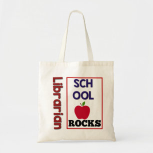 Escuela bibliotecaria sacude la bolsa de la mano