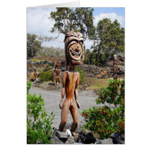 Escultura de Ki'i hawaiano riendo