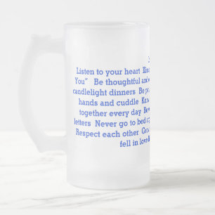 Esmerilado Ame las reglas en una taza de cristal alta