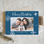 Espectacular copo de nieve azul Feliz Navidad<br><div class="desc">Feliz Navidad! Envíe cálidos deseos a la familia y amigos con esta fantástica tarjeta de Navidades. Cuenta con copos de nieve extravagantes y caligrafía moderna. Personalice esta tarjeta de Navidades de fotos agregando sus detalles. Esta tarjeta de foto navideña con copo de nieve está disponible en otros colores y material...</div>
