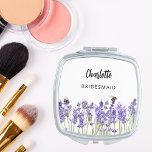 Espejo Compacto Abejas de la lavanda de la dama de honor<br><div class="desc">Decorado con flores de lavanda y abejas Personaliza y añade el nombre de tu dama de honor. Guión de estilo manuscrito negro.</div>