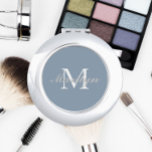 Espejo Compacto Boda con estilo azul y turbio<br><div class="desc">Espejo compacto personalizado para tu boda dama de honor o dama de honor que tiene su nombre inicial estilizado en un fondo de color azul polvoriento y moderno. Editar para reemplazar el nombre inicial. Seleccione su estilo de espejo compacto.</div>