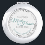 Espejo Compacto Boda de donativos de donativo de donativo Verde az<br><div class="desc">Este espejo compacto está diseñado para regalar como regalo o favor a la doncella de honor en su fiesta de bodas. Presenta un diseño sencillo pero elegante con fondo blanco, letras de guiones verde azuladas o turquesa y un Relieve metalizado plateado floral de encaje. ¡Una forma perfecta de agradecerle por...</div>