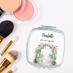 Espejo Compacto Boda de verano en Bridesmaid<br><div class="desc">Un romántico jardín de verano con rosas rosas rosas. Personalice y agregue el nombre de su dama de honor. Guión de estilo manuscrito negro.</div>