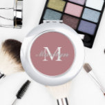 Espejo Compacto Boda estilizado con estilo Rosa y polvoriento Mono<br><div class="desc">Espejo compacto personalizado para tu boda dama de honor o dama de honor que tiene su nombre inicial estilizado en un fondo de color rosa polvoriento y moderno. Editar para reemplazar el nombre inicial. Seleccione su estilo de espejo compacto.</div>