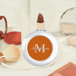 Espejo Compacto Boda estilizado Naranja quemado Monograma de la da<br><div class="desc">Espejo compacto personalizado para su boda dama de honor que tiene su nombre inicial estilizado en un fondo de color naranja a la moda y quemado. Editar para reemplazar el nombre inicial. Seleccione su estilo de espejo compacto.</div>