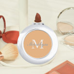Espejo Compacto Boda estilizado Peach Nodesmaid Monograma<br><div class="desc">Espejo compacto personalizado para tu boda dama de honor o dama de honor que tiene su nombre inicial estilizado en un fondo de color de durazno y melocotón. Editar para reemplazar el nombre inicial. Seleccione su estilo de espejo compacto.</div>