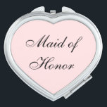 Espejo compacto de doncella de honor<br><div class="desc">Espejo compacto que se muestra en forma de corazón con un color de fondo rosado de color con texto de doncella de honor en negro. Personalizar este artículo o compra tal cual.</div>