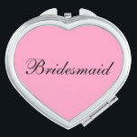 Espejo compacto de la dama de honor<br><div class="desc">Espejo compacto mostrado en forma de corazón con un color de fondo rosado con texto de la dama de honor en negro. Personalizar este artículo o compra tal cual.</div>