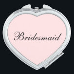 Espejo compacto de la dama de honor<br><div class="desc">Espejo compacto que se muestra en forma de corazón con un color de fondo rosado y de color de fondo con texto de la dama de honor en negro. Personalizar este artículo o compra tal cual.</div>